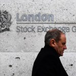 Un hombre pasa junto al edificio de la Bolsa de Londres.
