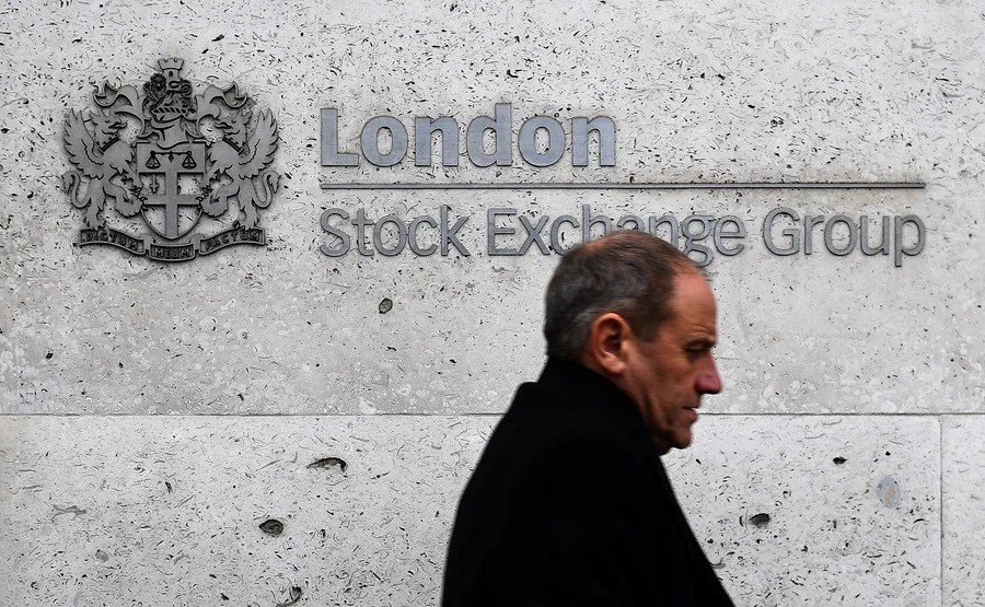 Un hombre pasa junto al edificio de la Bolsa de Londres.