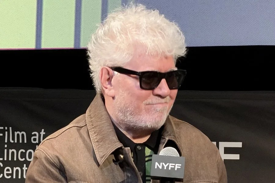 Pedro Almodóvar dice que quiere llevar al cine 'Peces', una intensa novela lésbica de Eva Baltasar