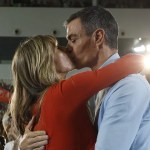 El presidente del Gobierno, Pedro Sánchez, besa a su mujer Begoña Gómez