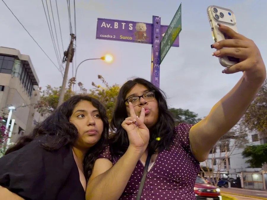 Lima renombra una calle en honor a BTS e ilumina de morado un arco monumental