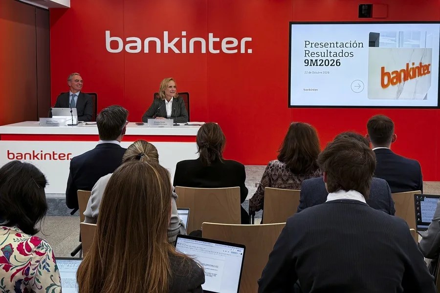 La consejera delegada de Bankinter, Gloria Ortiz, y el director Financiero, Jacobo Díaz (i), durante la rueda de prensa de resultados de Bankinter este jueves, en Madrid.
