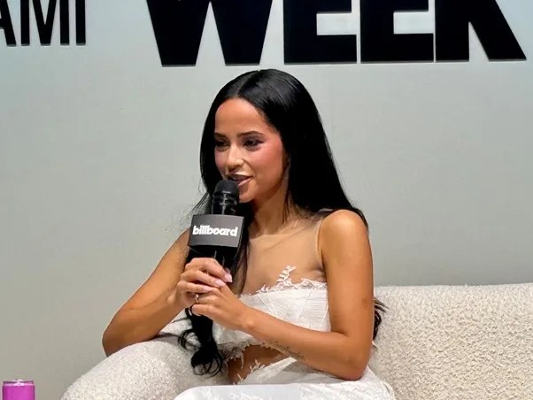 La cantante Becky G considera algo "personal" defender a los latinos en EE.UU. y al espanglish