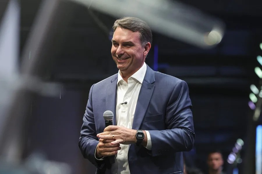 Bolsonaro se compromete a no intentar la reelección en Brasil y niega pretender ofrecerle cargos a su familia