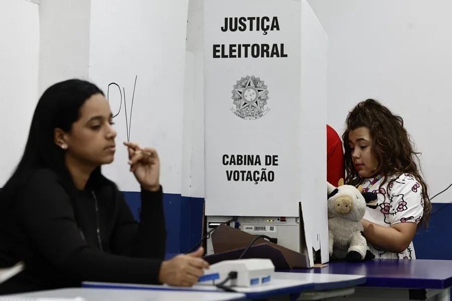 Lula y Flávio Bolsonaro votan en una jornada electoral pacífica y sin incidentes