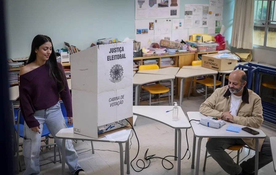 Elecciones en Brasil, en directo: Los brasileños eligen presidente entre Lula y Flávio Bolsonaro