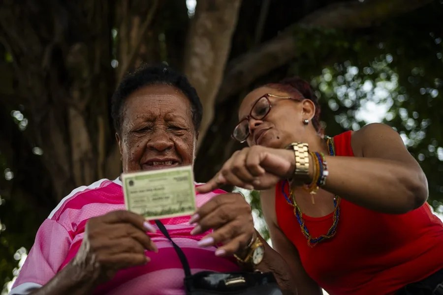 Una bisnieta de esclavos vota en Brasil pese a no estar obligada: "mientras pueda lo haré"