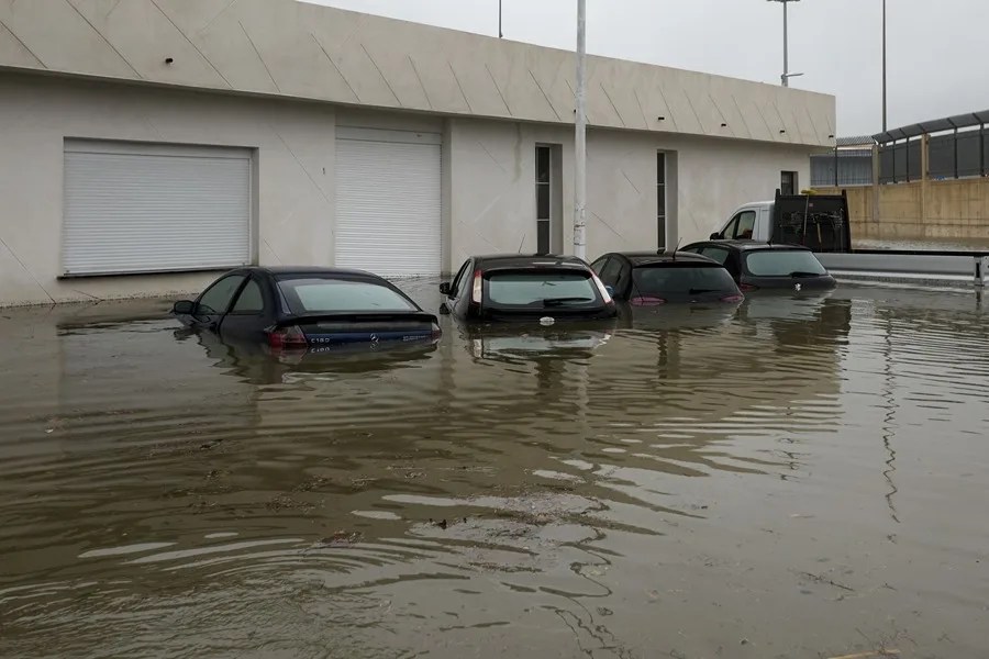 Inundaciones en una zona próxima a la playa de Venecia, en el Grao de Gandía este lunes. 