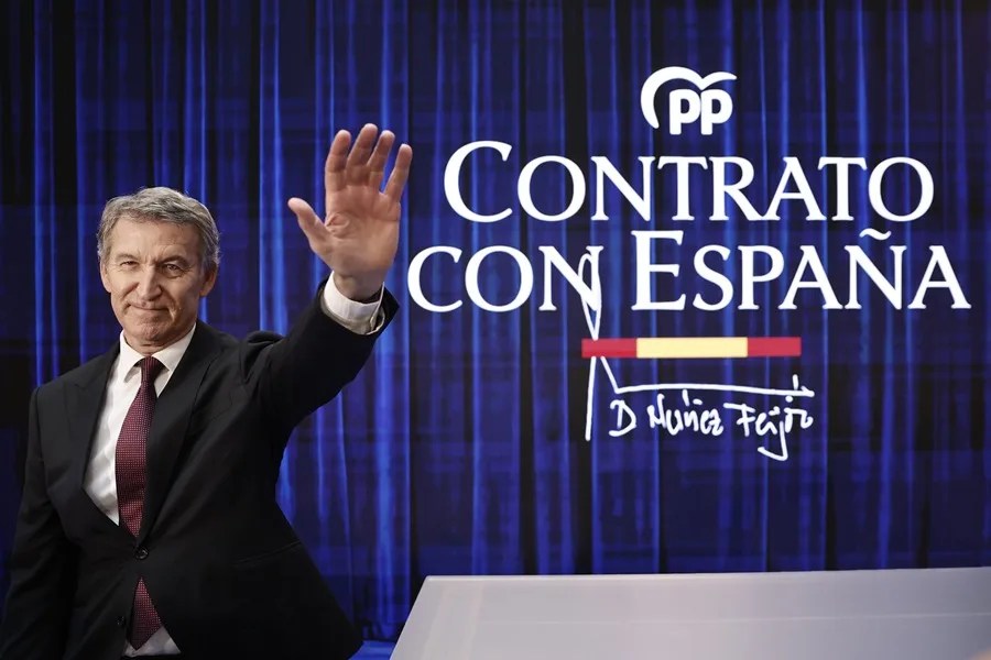 El presidente del Partido Popular, Alberto Núñez Feijóo, presenta este lunes durante un acto celebrado en Madrid, su Contrato con España, su manera de entender el servicio público y la gobernabilidad del país.
