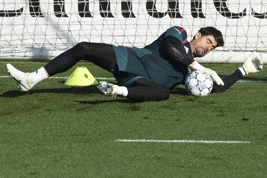 Courtois, baja de última hora en el clásico por gripe