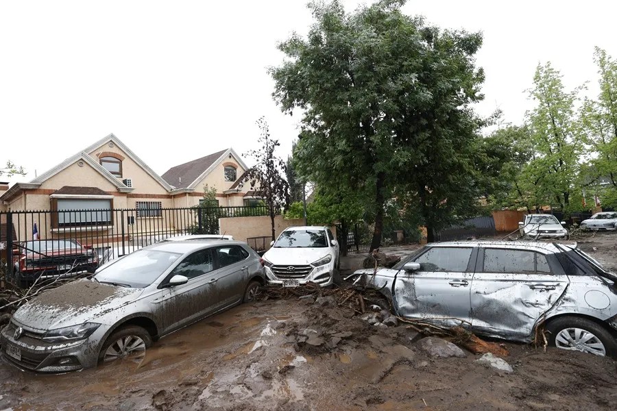 Un aluvión deja 6 heridos y 600 hogares evacuados en Santiago de Chile