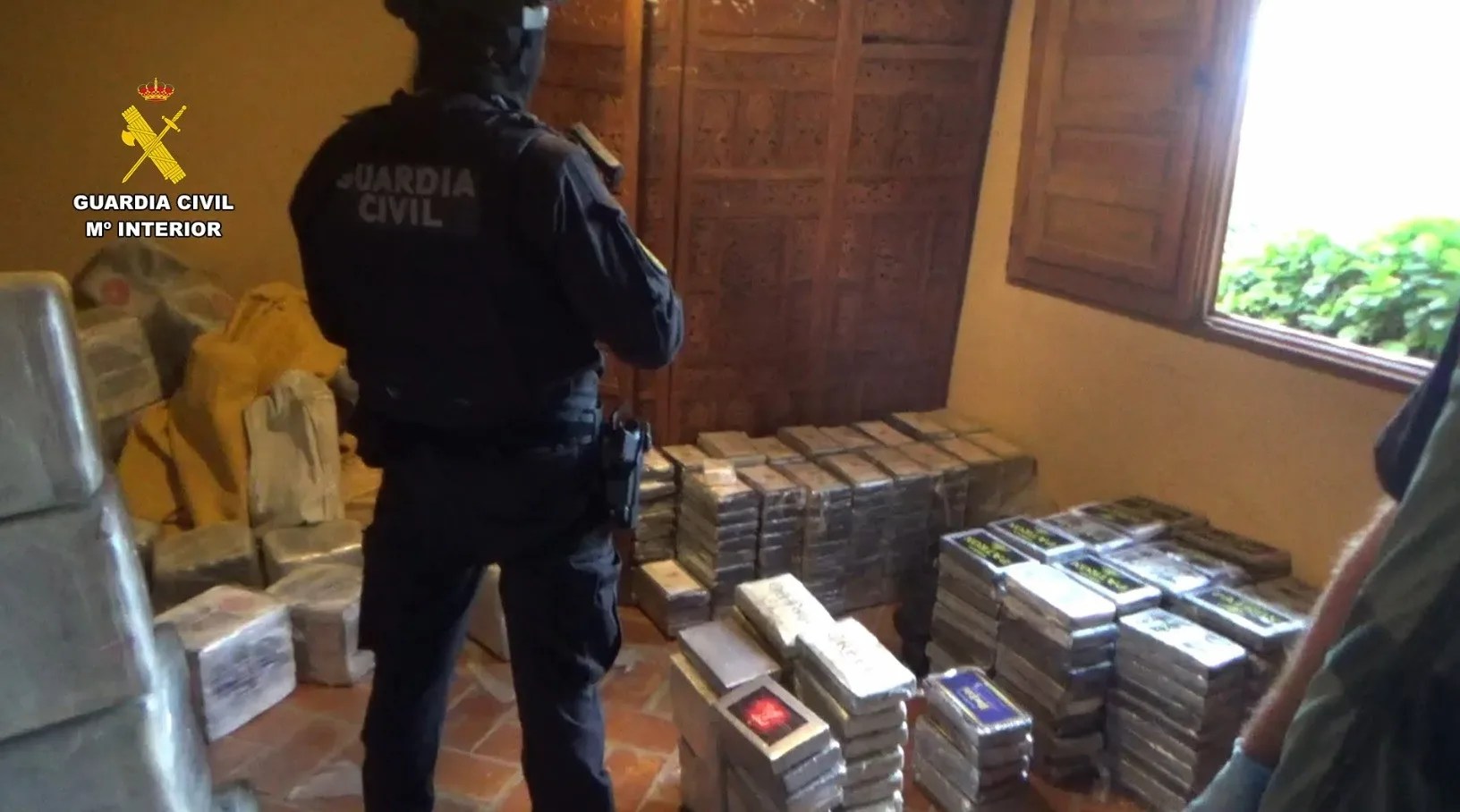 Incautadas 3 toneladas de cocaína y 4 fusiles de asalto en una casa rural en Guadalajara