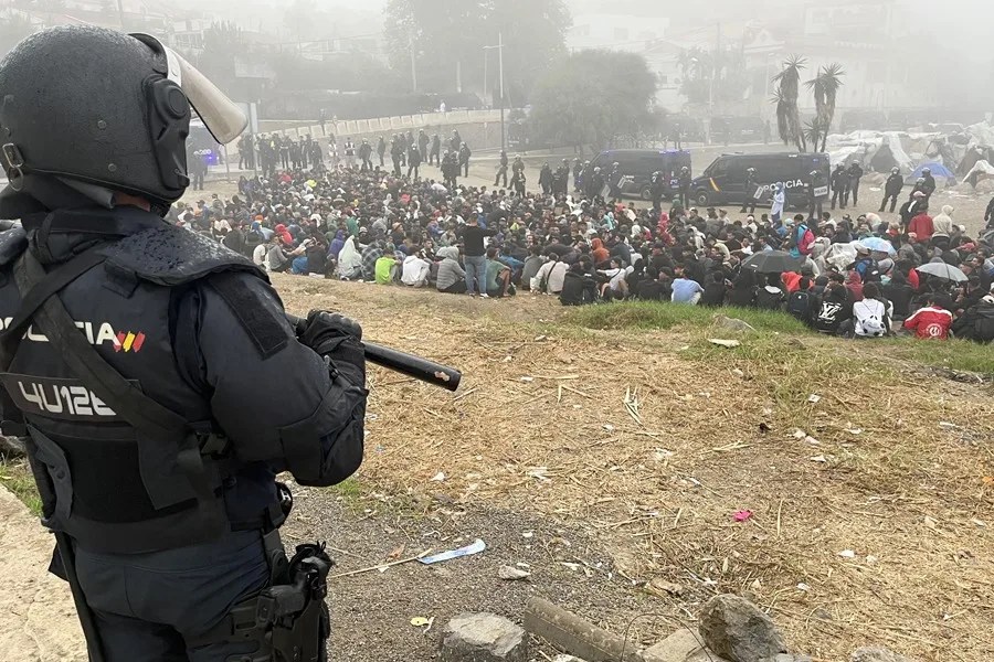 La Policía Nacional ha puesto en marcha a primeras horas de la mañana de este domingo un dispositivo para comenzar a levantar el asentamiento de la playa del Trampolín