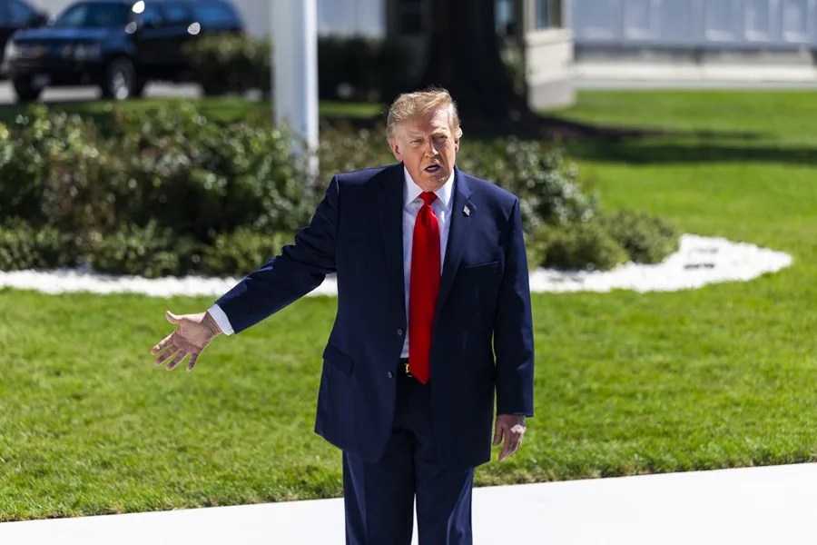 Trump amenaza con atacar "muy fuerte" a Irán si está detrás del incidente en avión de Flydubai