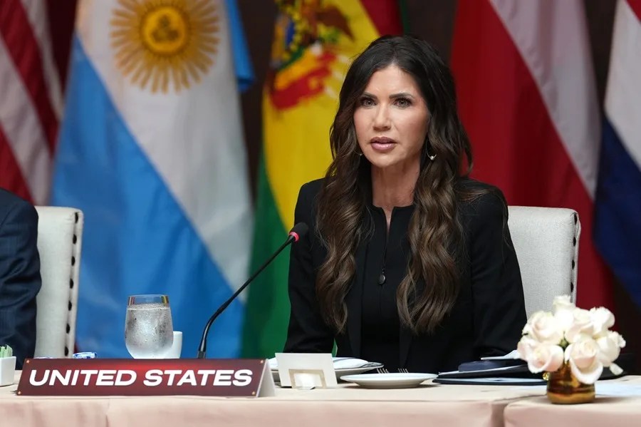 Kristi Noem deja de ser enviada especial para el Escudo de las Américas, según CBS