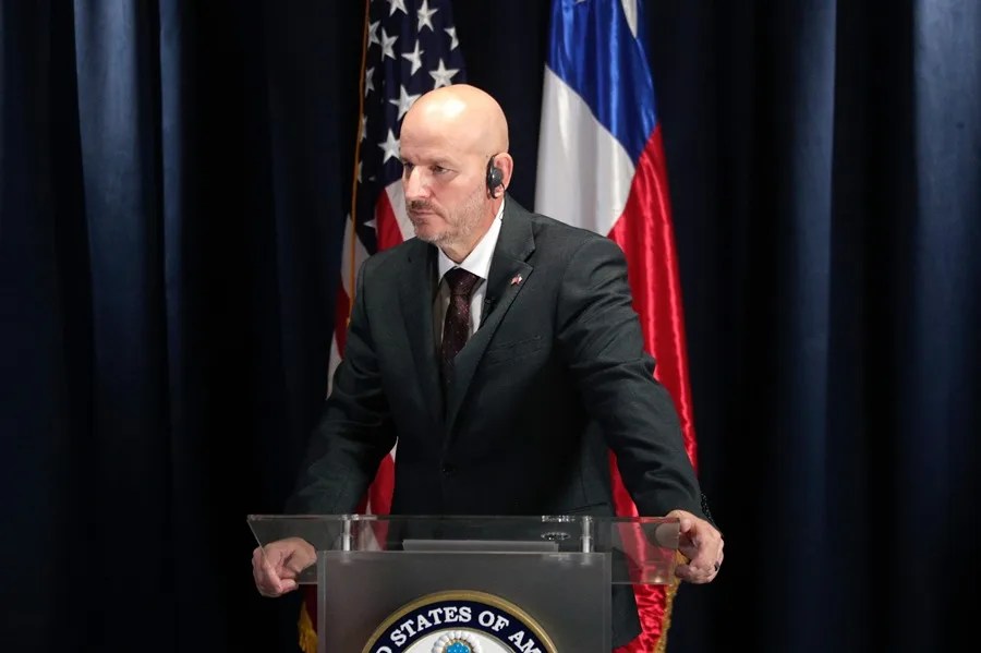 Embajador de EE.UU. califica de "drama" el efecto de sus dichos sobre la soberanía de Chile