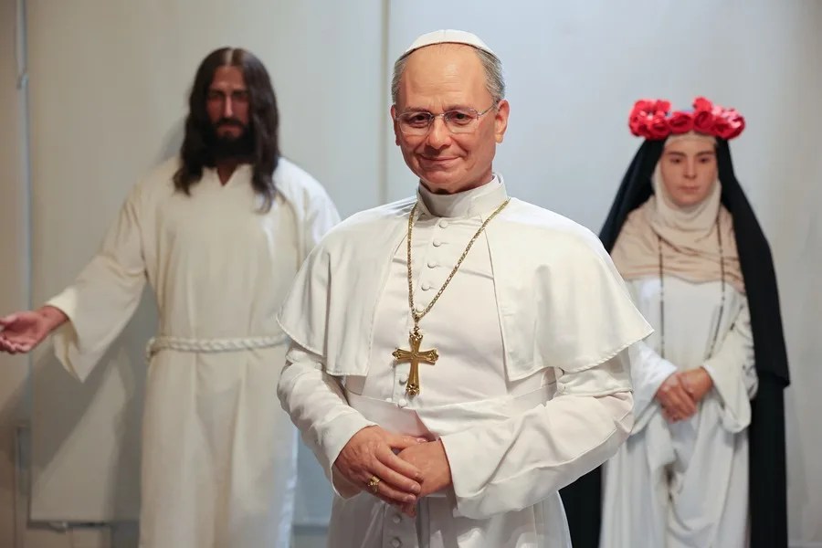 Así se hizo la estatua hiperrealista del papa León XIV: silicona, colores y pelo implantado