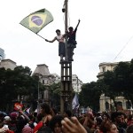 Miles de estudiantes se toman el centro de Río de Janeiro en un acto contra Flávio Bolsonaro y a favor de Lula