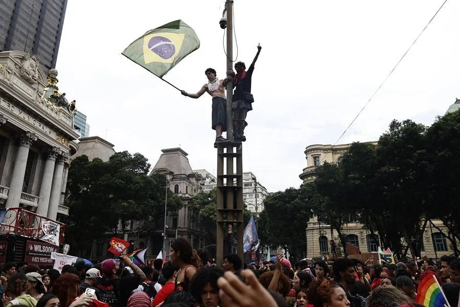 Miles de estudiantes se toman el centro de Río de Janeiro en un acto contra Flávio Bolsonaro y a favor de Lula