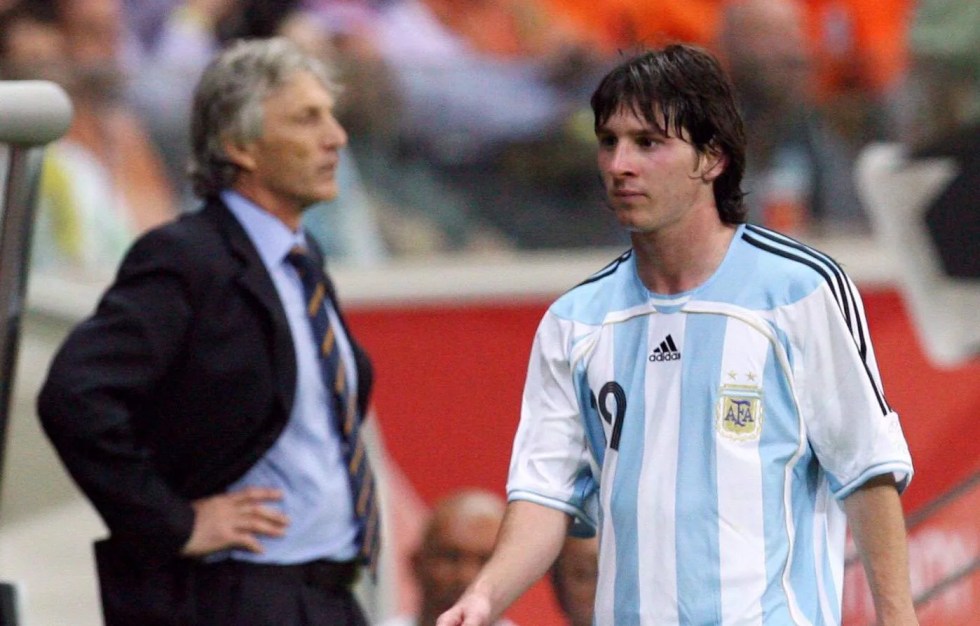 Lionel Messi (der) de Argentina sale del terreno de juego por sustitución ante la mirada del técnico José Pekerman, en una imagen de archivo. EFE/Bernd Weissbrod