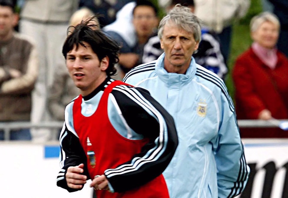 El seleccionador argentino de fútbol, José Pekerman (d), observa al jugador Lionel Messi (i), en una imagen de archivo. EFE/Daniel Karmann.