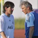 El seleccionador José Pekerman (dcha) junto al jugador Lionel Messi, en una imagen de archivo. EFE/Leo La Valle
