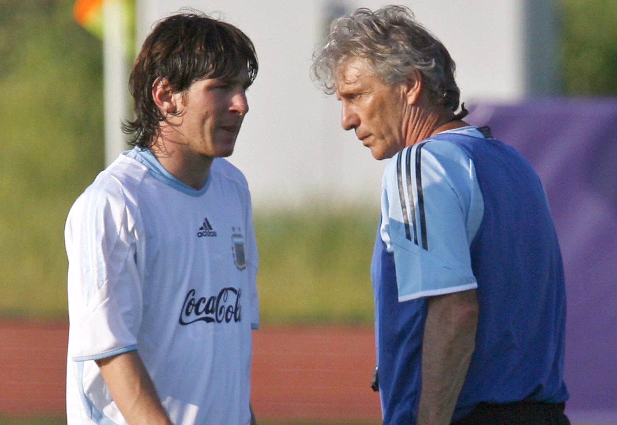 El seleccionador José Pekerman (dcha) junto al jugador Lionel Messi, en una imagen de archivo. EFE/Leo La Valle