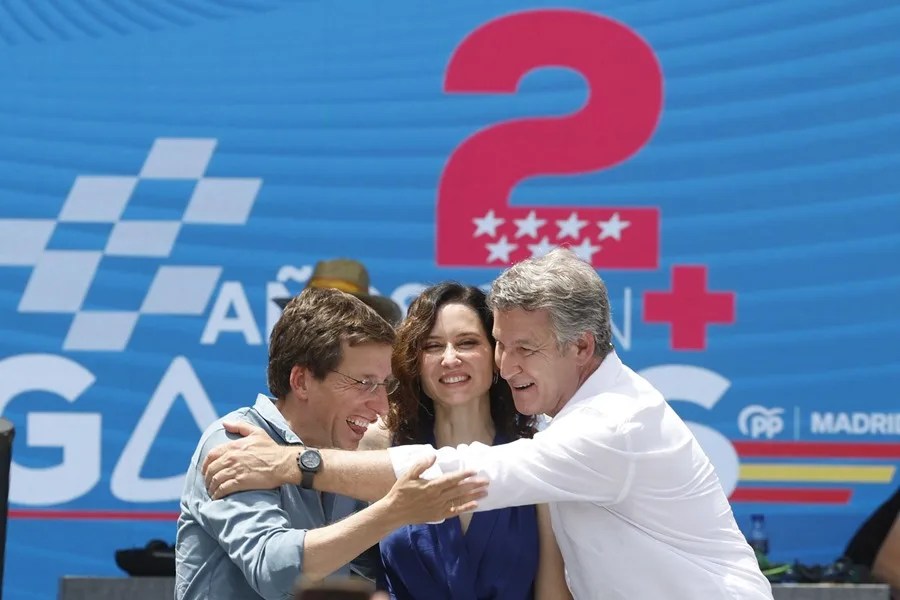 Alberto Núñez Feijóo (i), Isabel Díaz Ayuso, y José Luis Martínez-Almeida (d).