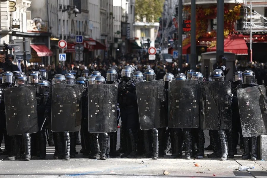 El Gobierno francés movilizará a 70.000 policías este sábado