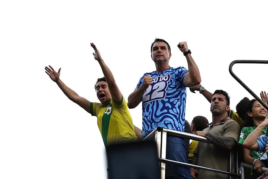 Flávio Bolsonaro afirma que Brasil "se cansó de esperar" con Lula y quiere "cambio"