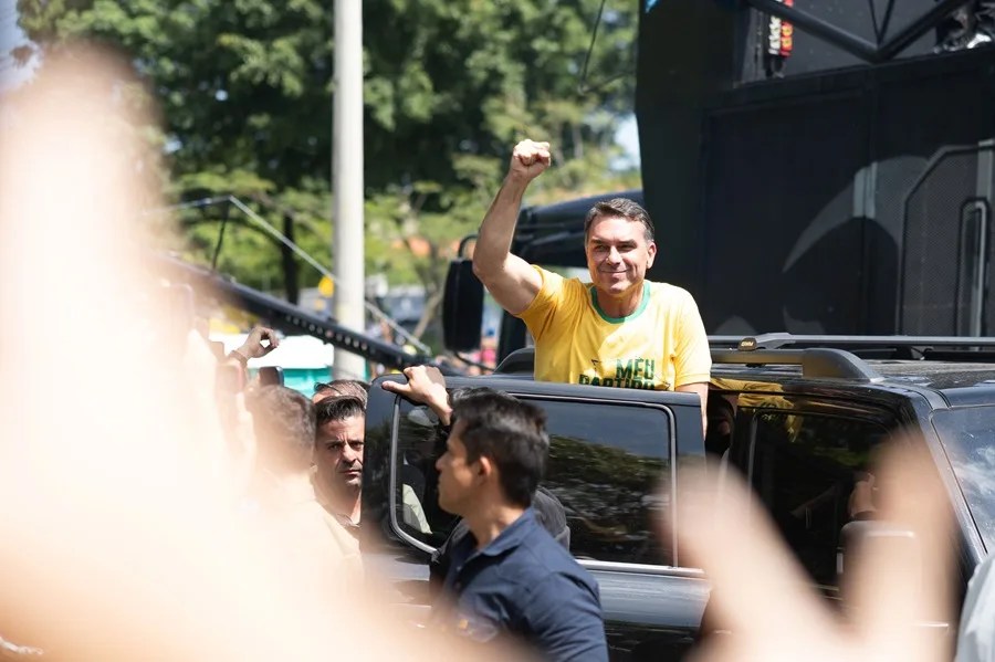 Flávio Bolsonaro vuelve a acercarse a Lula en un sondeo en la víspera a las elecciones en Brasil