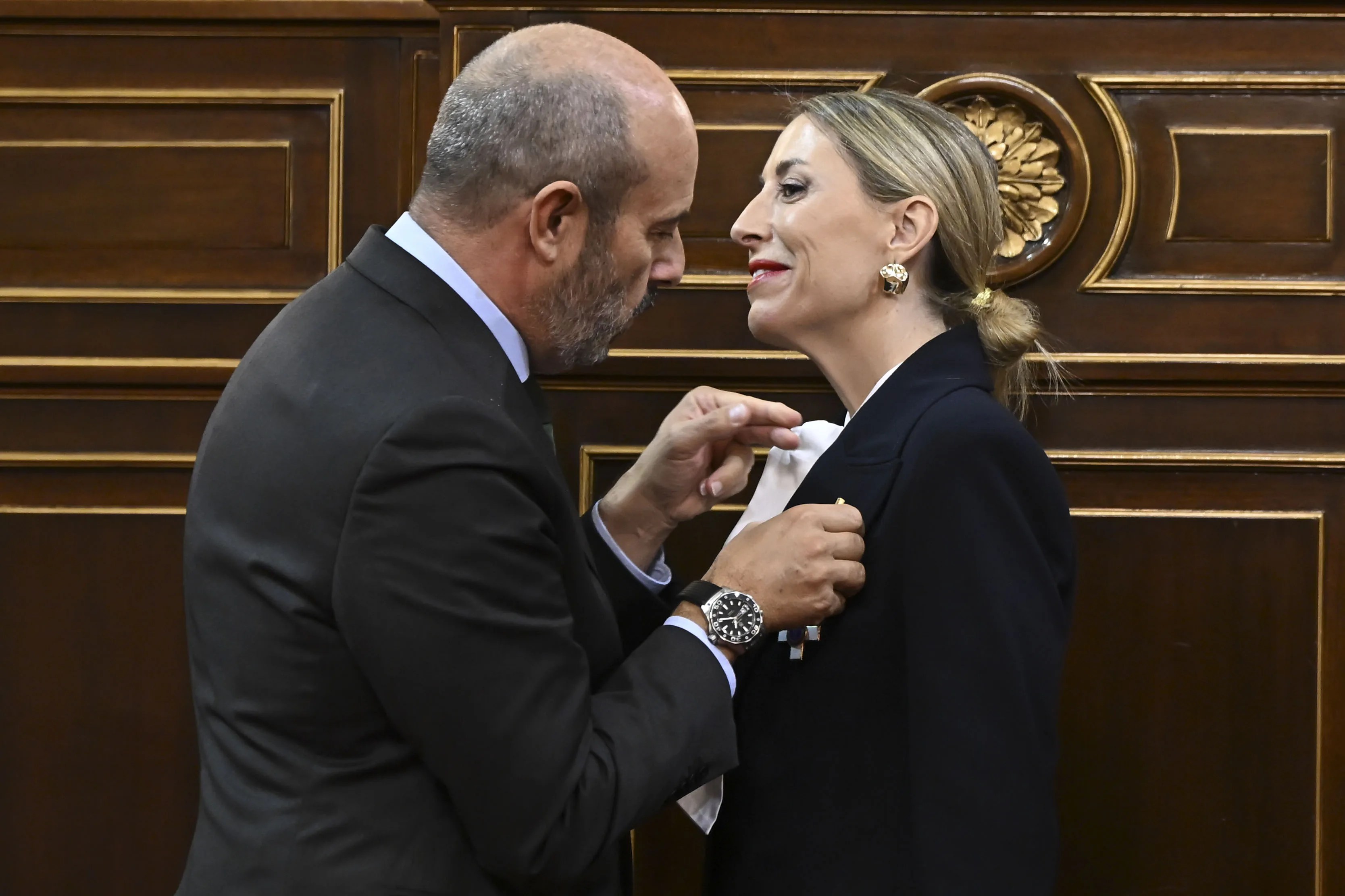 MADRID, 22/10/2026.- La presidenta de la Junta de Extremadura, María Guardiola, recibe un premio de manos del presidente del Senado, Pedro Rollán (i), durante la ceremonia de entrega del XIV Premio Verdad, Memoria, Dignidad y Justicia y la imposición de las Cruces de la Dignidad, organizada por la Asociación Víctimas del Terrorismo, este jueves en Madrid. EFE/ Fernando Villar