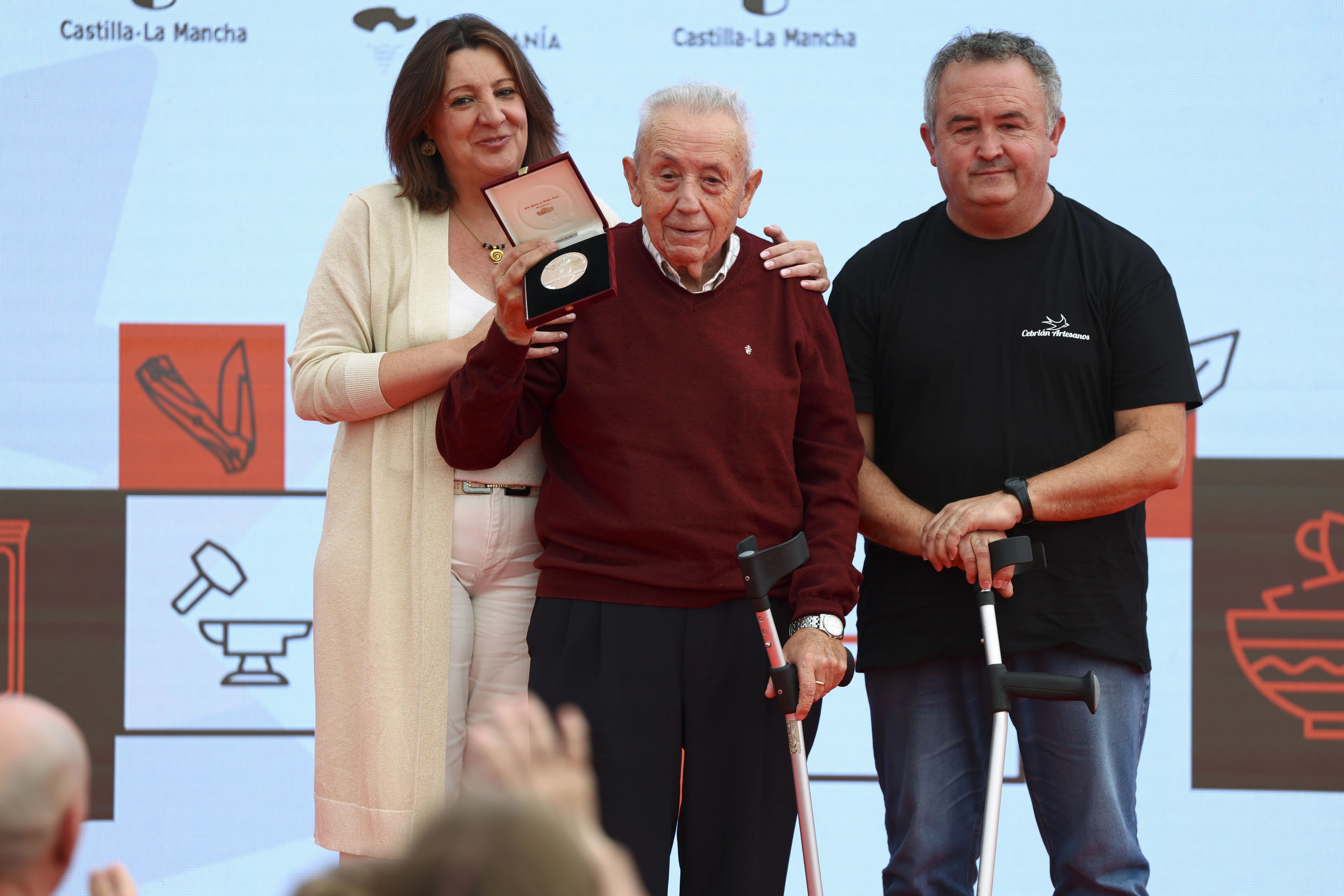 El alfarero Rafael Cebrián, de 92 años, encabeza los premios artesanos de Farcama.