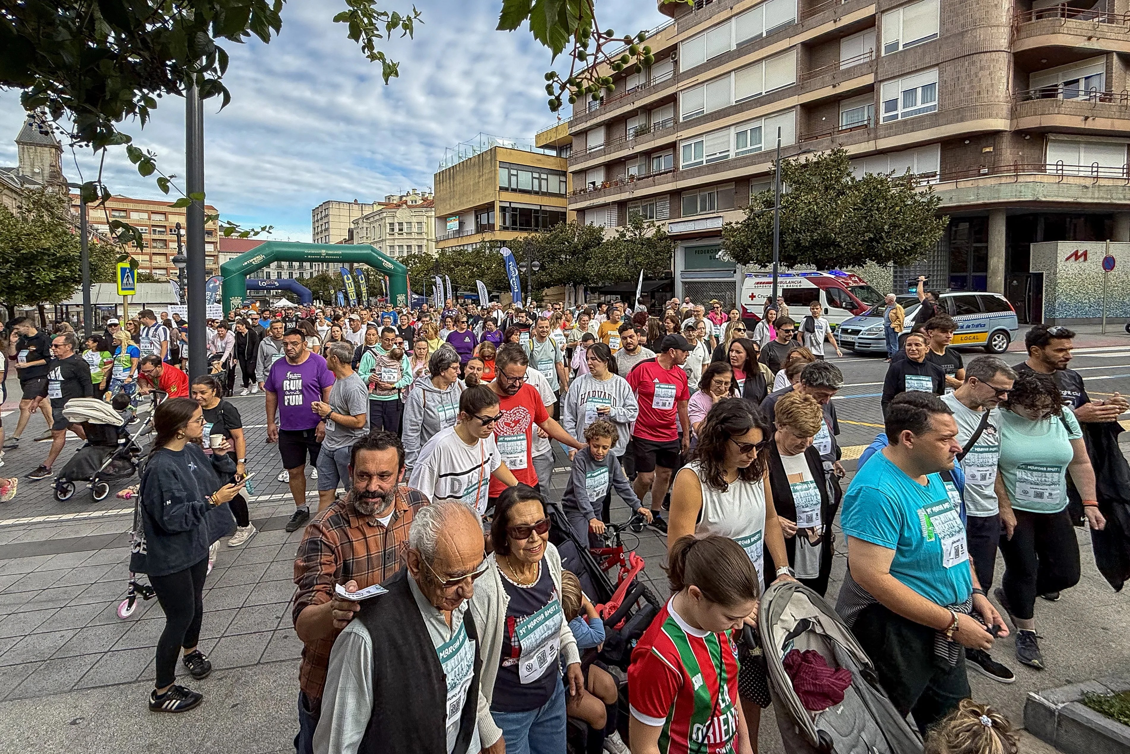 Cerca de 2.500 personas han participado en la marcha AMAT de Torrelavega. EFE/ Javier Paradelo