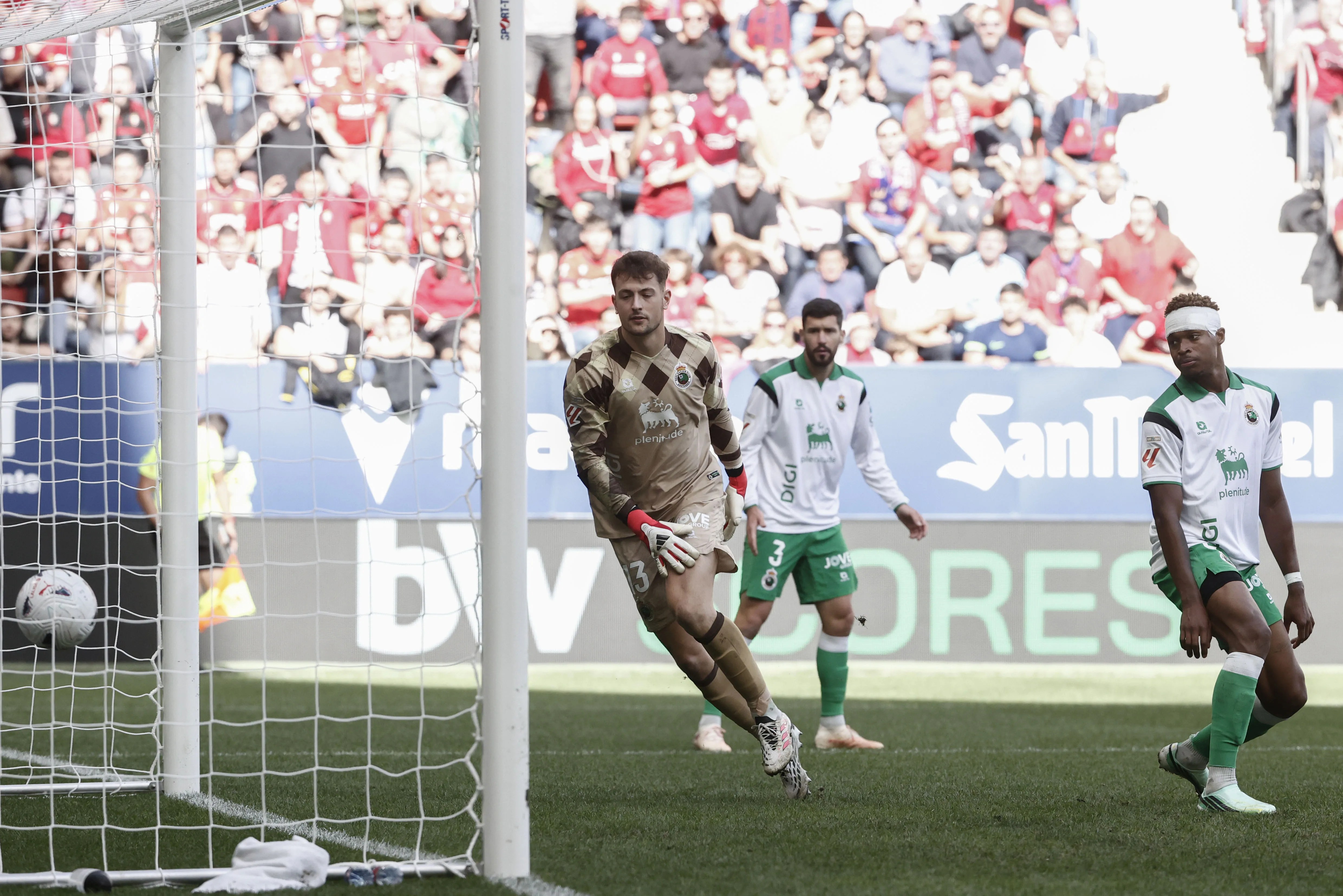 El portero del Racing Julen Agirrezabala en el gol de Asier Osambela.- EFE/ Jesús Diges