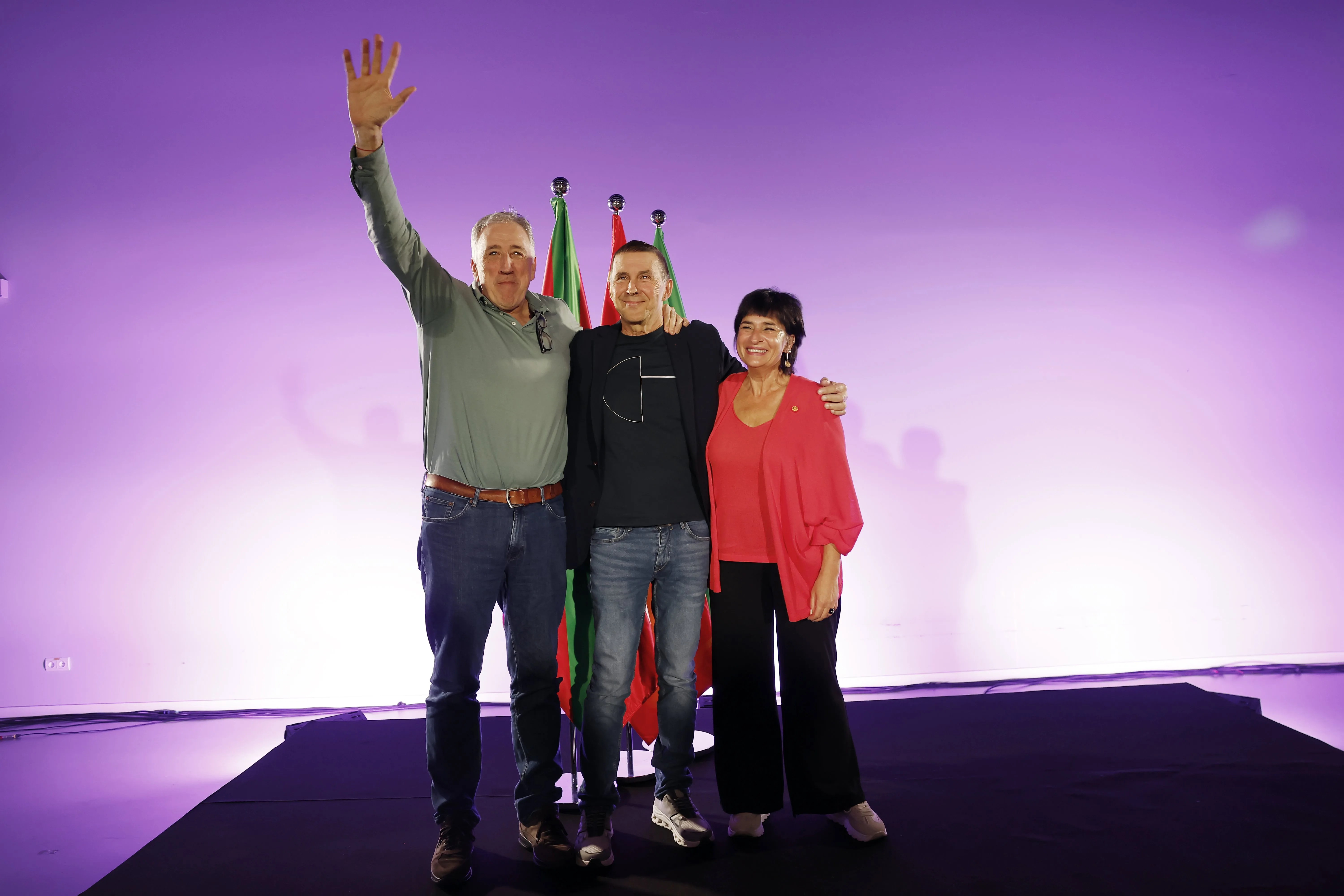 El secretario general de EH Bildu, Arnaldo Otegi (c), con los candidatos de EH Bildu a presidir el Gobierno navarro y a la alcaldía de la capital navarra.