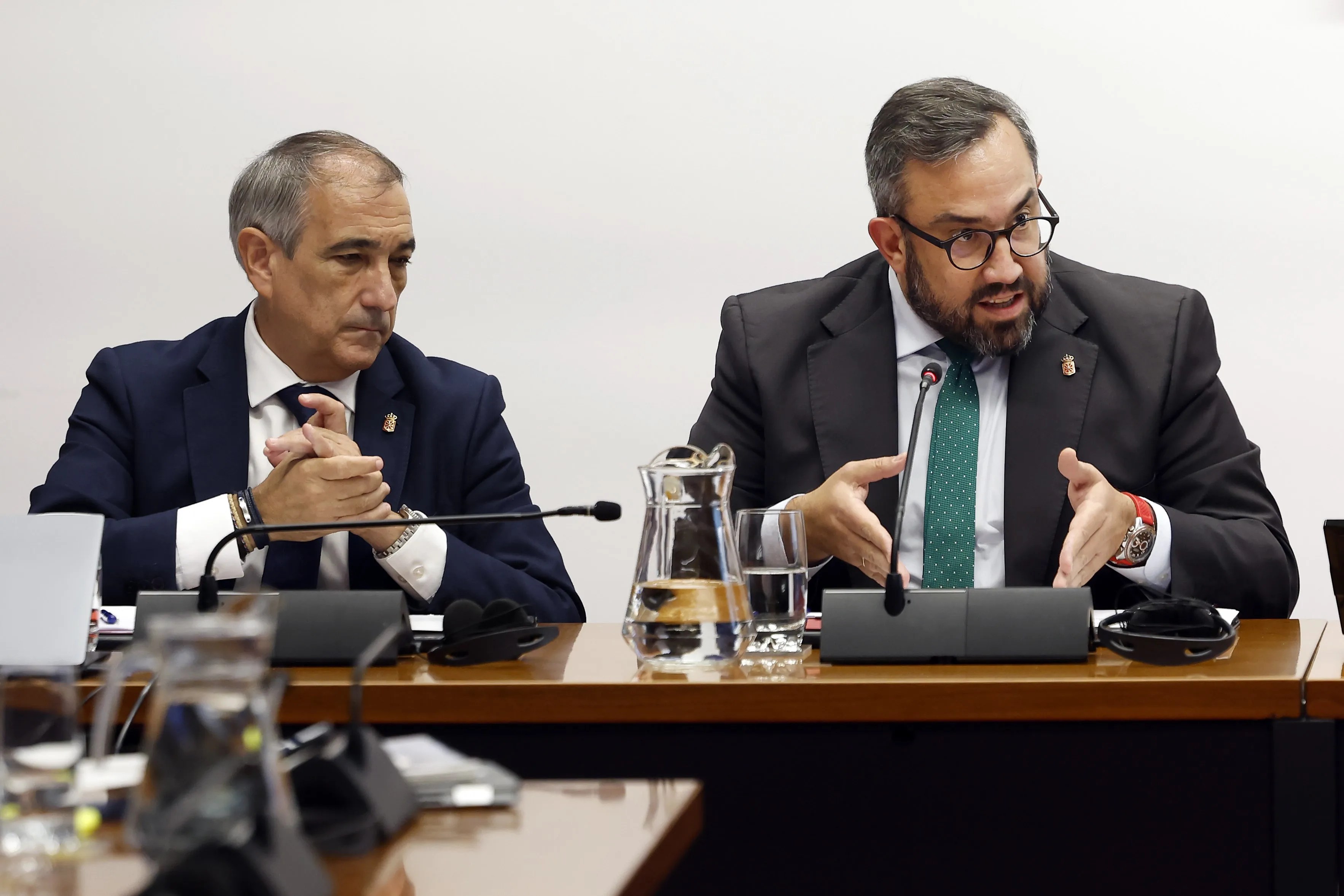 El vicepresidente primero, Javier Remírez (d), y el consejero de Cohesión Territorial, Óscar Chivite.
