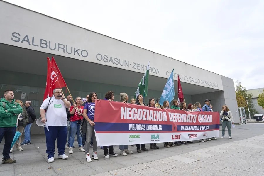 Los sindicatos de la sanidad han convocado diferentes concentraciones en los centros de Atención Primaria de Osakidetza, como el de Salburua en Vitoria, previas a los 5 días de huelga convocados hasta diciembre. EFE/ Adrián Ruiz Hierro