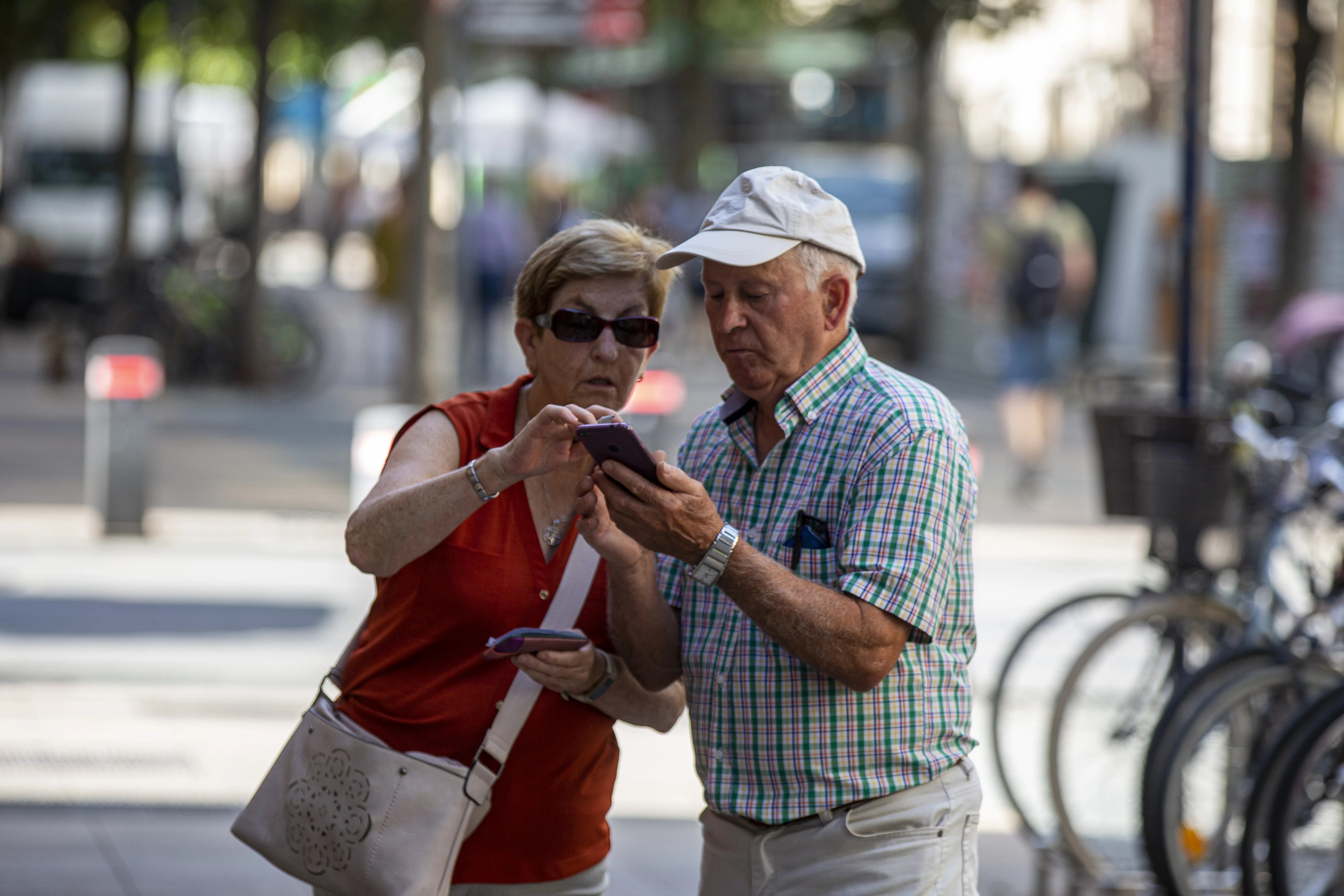 Dos personas mayores consultan un teléfono móvil- EFE7David Aguilar