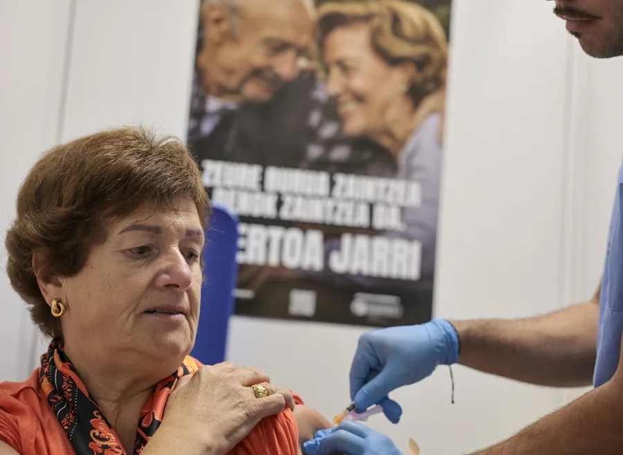 Una persona acude a un punto de vacunación sin cita previa para inocular la gripe y la covid-19, para prevenir estas enfermedades. EFE/Luis Tejido