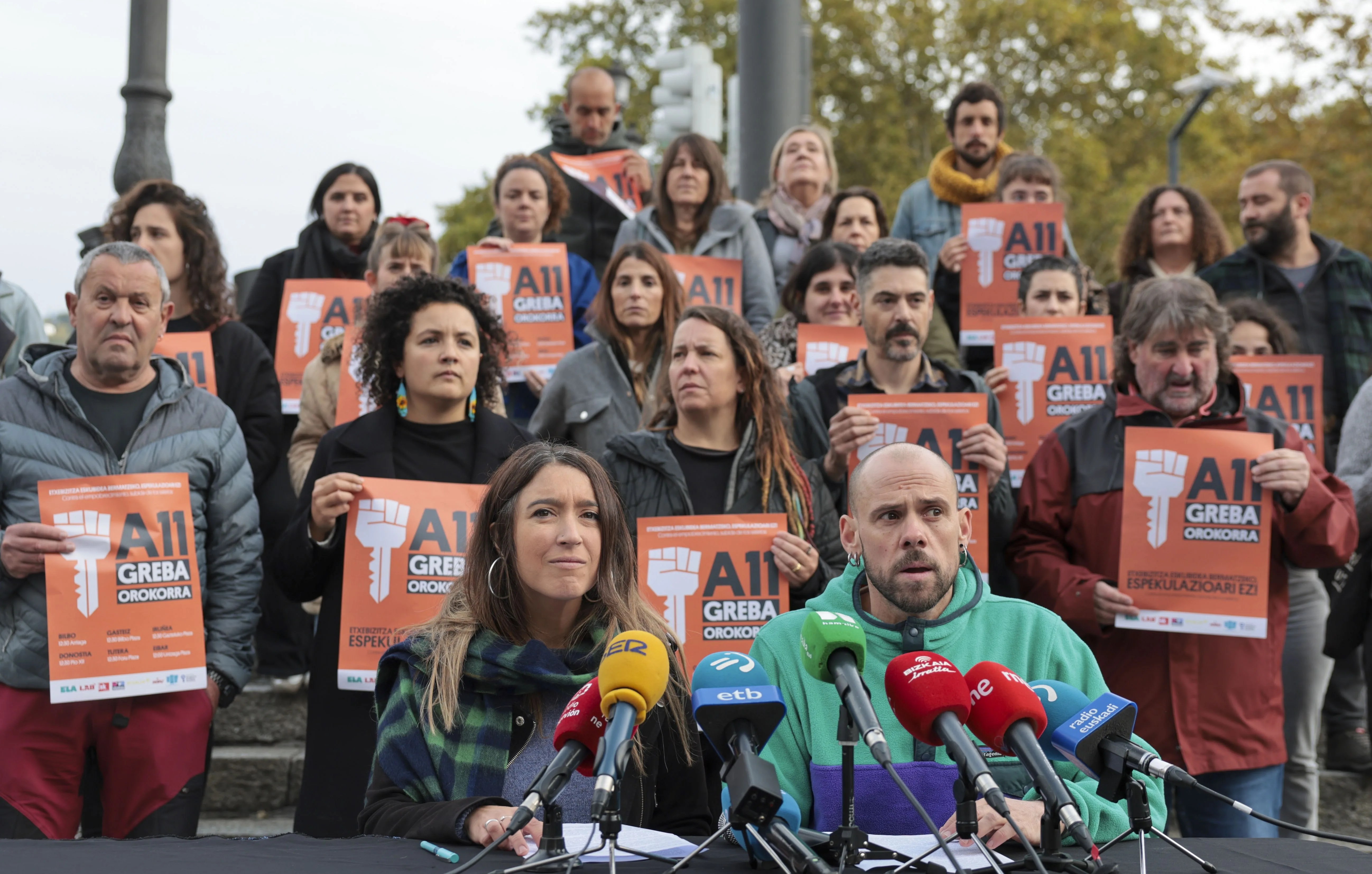GRAFCAV982. BILBAO, 22/10/2026.- Endika Pérez y Ane Salvador en rueda de prensa convocada por ELA, LAB, ESK, Steilas, Etxebizitza Sindikatuen Sarea y Etxebizitza Sindikatu Sozialista dan cuenta con motivo de la huelga general convocada en Euskal Herria para el día 11 de noviembre. EFE/Luis Tejido