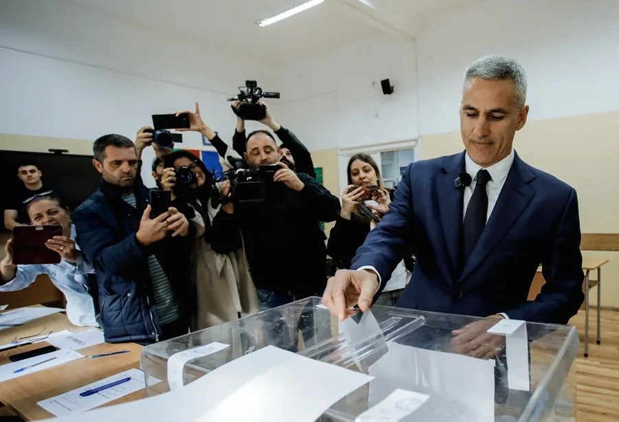 Yotova y Gyurov se disputarán la presidencia de Bulgaria en una ajustada segunda vuelta