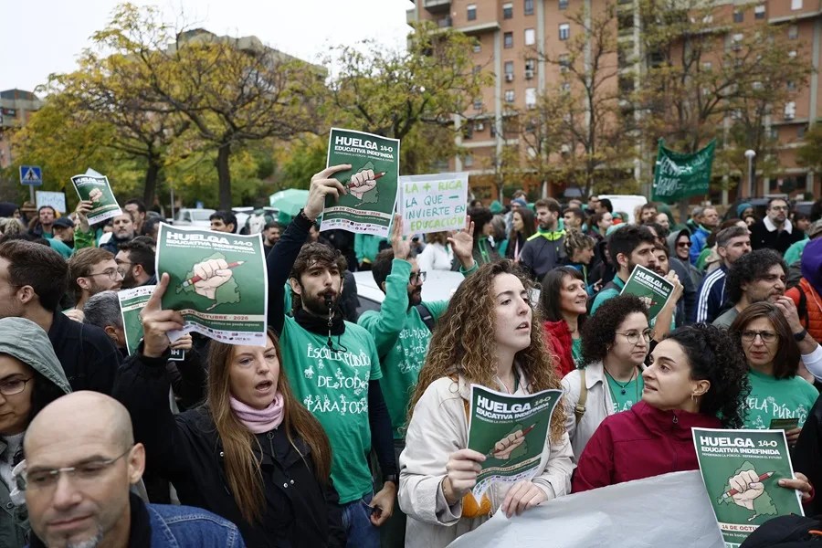 Docentes concentrados en apoyo a la huelga de la Educación Pública ante el IFP Antonio Palacios de Puente de Vallecas (Madrid),