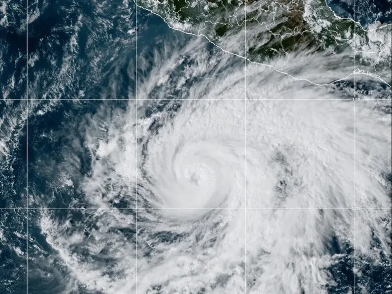 Vance sube a huracán de categoría 2 y provoca lluvias en Michoacán, Guerrero y Oaxaca