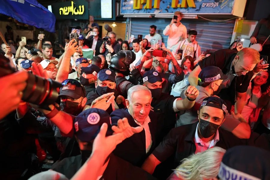 Israel vota entre el belicismo de Netanyahu o una coalición de centroderecha con militares