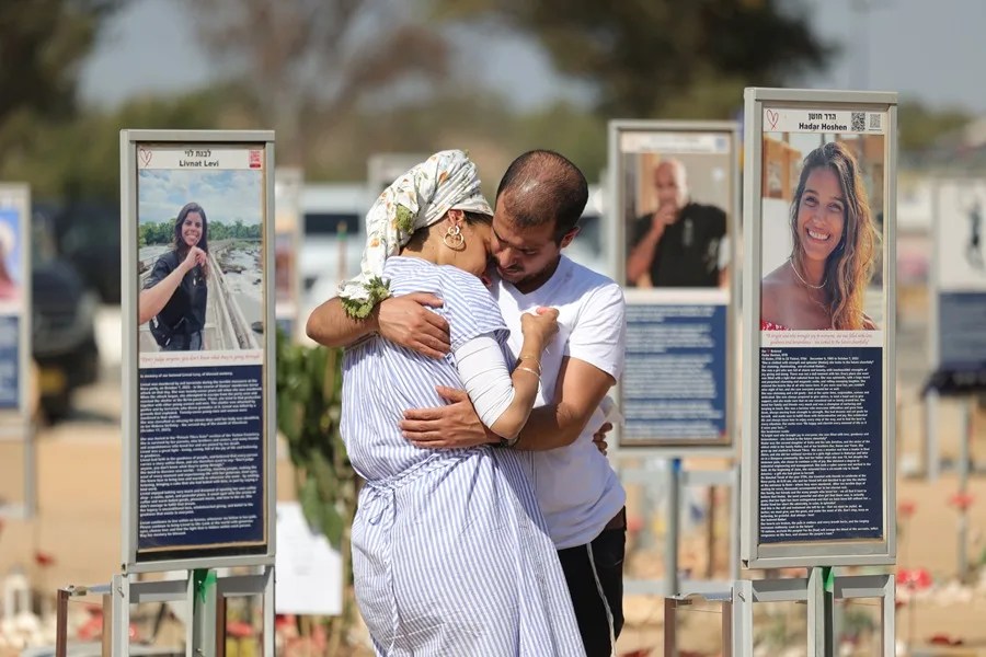 Visitantes del memorial dedicado a las víctimas del festival de música Nova, cerca de la frontera con Gaza.