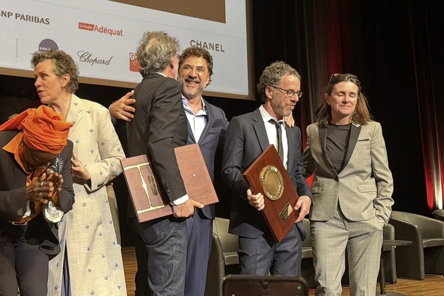 Javier Bardem entrega a los hermanos Coen el premio Lumière en una fiesta de cine y humor negro