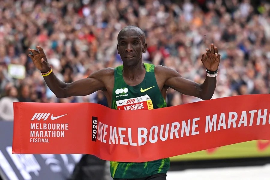 El atleta Eliud Kipchoge tras ganar hoy el maratón de Melbourne.