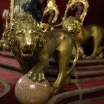 Regios leones montan guardia a ambos lados de los tronos.
