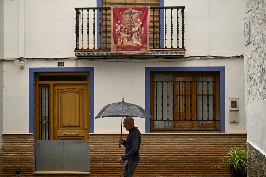 Una persona se protege de la lluvia con un paraguas 